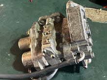 Charger l'image dans la galerie, 150 200 hp Yamaha FUEL PUMP ASSY 68F-13910-00-00 COVER 68F-13993-00-00 two stroke HPDI 2000-2003 some 175 hp
