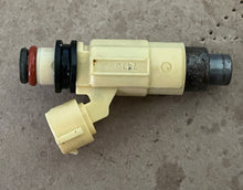 Cargar imagen en el visor de la galería, f 225 200 hp Yamaha FUEL INJECTOR CDH240 69J-13761-00-00 four stroke 2002-2010 TESTED

