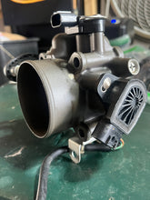 Charger l'image dans la galerie, BF 135 150 hp Honda THROTTLE BODY 16400-ZY6-013 four stroke 2007-up
