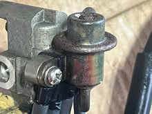 Cargar imagen en el visor de la galería, f 225 Yamaha 69J-13160-00-00 DELIVERY PIPE with THREE 69J-13761-00-00 FUEL INJECTOR four stroke OEM 200 225 hp 69J-13906-00-0
