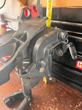 Cargar imagen en el visor de la galería, 8 9.9 15 hp Mercury SWIVEL BRACKET 3402-8831A8 3402-8831T08 SWIVEL HEAD 42213A24 CLAMPS 3404-8894A8 port 3403-8892A6 strbd Tw
