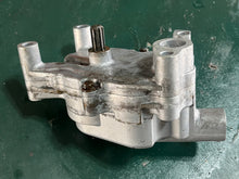 Cargar imagen en el visor de la galería, DF 175 hp Suzuki OIL PUMP ASSY 16400-96J00 four stroke 2006-2013 some 150 200 compatibility
