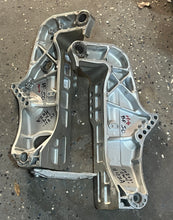 Load image into Gallery viewer, BF 50 40 hp Honda 50301-ZW4-H10ZA STERN BRACKET strbd 1997-2007 50311-ZW4-H11ZA port 2000-2007 FOUR STROKE
