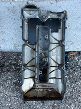 Load image into Gallery viewer, f 225 200 hp Yamaha CYLINDER HEAD COVER 1 strbd 69J-11191-00-1S four stroke 2002-10
