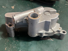 Cargar imagen en el visor de la galería, DF 225 200 250 hp Suzuki OIL PUMP ASSY 16400-93J01 with SPROCKET 12632-93J11 four stroke 2004-2011
