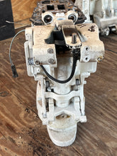 Cargar imagen en el visor de la galería, sale underway may2026—-150 200 hp Evinrude E-tec 20” MIDSECTION SWIVEL 0434691 STEERING ARM 5001766 5009614 EXHAUST HOUSING 0

