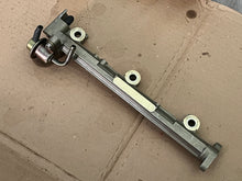 Charger l'image dans la galerie, f 225 200 hp Yamaha FUEL rail DELIVERY PIPE 2 69J-13170-00-00 PRESSURE REGULATOR 69J-13906-00-00 four stroke 2002-2010
