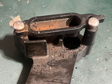 Charger l'image dans la galerie, 225 200 hp Mercury THROTTLE LINKAGE BRACKET 8240102 824010-c two stroke efi dfi 1994
