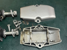 Cargar imagen en el visor de la galería, BF 25 35 40 50 hp Honda 50111-ZV5-000ZA HOUSINGS port &amp; starboard Motor Mounts 50155-ZV5-000 pre97-2007+ screws 90115-zv5-000
