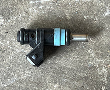 Charger l'image dans la galerie, 350 hp Mercury VERADO FUEL INJECTOR 842915T01 four stroke
