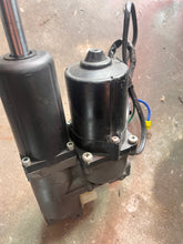 Cargar imagen en el visor de la galería, 50 40 hp Tohatsu Nissan POWER TRIM &amp; TILT 3Z5S771500 two stroke 2002-2012
