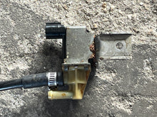 Cargar imagen en el visor de la galería, 40 30 hp Mercury EFI intake SOLENOID VALVE 877805T four stroke 3 cylinder 2005
