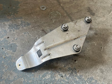 Cargar imagen en el visor de la galería, 175 150 135 115 hp Ficht Evinrude CAPACITOR MOUNTING BRACKET 0346538 two stroke 2000-2006
