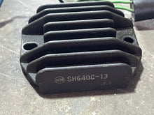 Cargar imagen en el visor de la galería, 50 40 hp Yamaha 62Y-81960-00-00 Mercury VOLTAGE REGULATOR 825076 four stroke yamamerc 1995-2000
