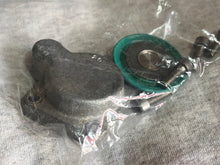 Cargar imagen en el visor de la galería, Mercury TRACKER VALVE COVER(flat) 804535001 804535 SPRING 24-804534 DIAPHRAGM 804533 two stroke Optimax 115 - 250 hp
