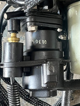 Charger l'image dans la galerie, 175 150 135 115 hp Ficht Evinrude OIL LIFT PUMP 5001221 OIL INJECTOR MANIFOLD 5000838 two stroke 2002-2005
