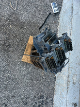 Charger l'image dans la galerie, 200 175 150 hp Yamaha CRANKCASE 64E-15100-00-94 two stroke 6 cylinder carbureted 1996-1998
