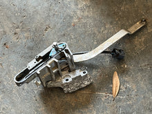 Load image into Gallery viewer, f 150 hp SHIFT BRACKET 6DA-44176-00-00 SHIFT LEVER ROD 6DA-44121-00-00 BRACKET 63P-44117-01-00  SHIFT SWITCH 69J-8259F-00-00 
