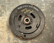 Charger l'image dans la galerie, 30 25 15 hp Evinrude E-tec FLYWHEEL ASSY 0587104 two stroke 2017 AA AB AF 2012-up
