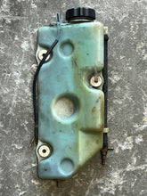 Charger l'image dans la galerie, 250 hp Mercury OIL TANK 818456A1 1270-830889A4 with switch 87-856156A2 two stroke EFI 1994-1996 some compatibility 225 300 hp
