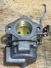 Cargar imagen en el visor de la galería, 70 hp Johnson Evinrude 313355 d2 d1 CARBURETOR w linkages, choke solenoid &amp; plunger TWO STROKE oem 0393546 0393547 CARBURETOR

