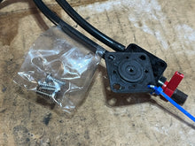 Charger l'image dans la galerie, 70 hp Evinrude 0511807 PRIMER SOLENOID COVER &amp; GASKET, 0331365 MANUAL VALVE O RING, 0175158 LEVER

