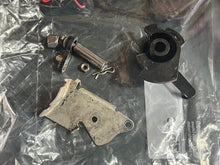 Cargar imagen en el visor de la galería, f 25 hp Yamaha TILLER 65W-W0084-01-4D HANDLE STEERING ASSY oem 25 hp four stroke 1998-2005 outboards
