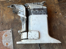 Load image into Gallery viewer, 140 125 120 hp Johnson Evinrude 20” MIDSECTION with EXHAUST HOUSING 0397861 ADAPTOR 0398694 SWIVEL BRACKET 0432708 STEERING A
