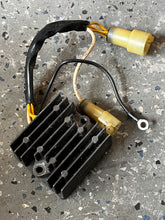 Cargar imagen en el visor de la galería, DF 60 70 hp Suzuki 32800-92E20 RECTIFIER &amp; REGULATOR Four Stroke 1999, 1998-2000 also DT 150 200 225 HP compatible
