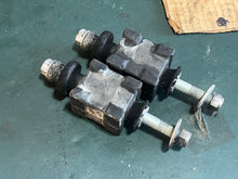 Charger l'image dans la galerie, BF 50 40 hp Honda 50155-ZV5-000 extension case engine motor mounts 1997-2007+ FOUR STROKE
