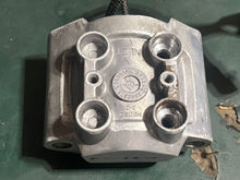 Cargar imagen en el visor de la galería, 90 hp Evinrude E-tec fuel injector strbd 5008826 &amp; 5007147 2008-2012 two stroke 5008475 353518 353253 352875
