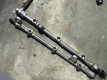 Cargar imagen en el visor de la galería, DF 225 200 hp Suzuki FUEL DELIVERY RAIL SET 15751-93J00 four stroke 2004-2020 some 250 300 hp
