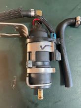 Cargar imagen en el visor de la galería, 135 150 175 200 225 hp Mercury 2.5L Optimax 8558432 PUMP ASSEMBLY 8M0047624 two stroke OEM TESTED
