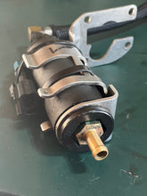 Cargar imagen en el visor de la galería, 135 150 175 200 225 hp Mercury 2.5L Optimax 8558432 PUMP ASSEMBLY 8M0047624 two stroke OEM TESTED
