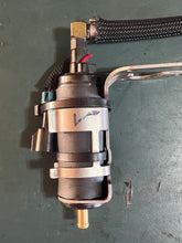 Cargar imagen en el visor de la galería, 135 150 175 200 225 hp Mercury 2.5L Optimax 8558432 PUMP ASSEMBLY 8M0047624 two stroke OEM TESTED
