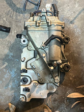 Charger l'image dans la galerie, f 225 200 hp Yamaha vst FLOAT CHAMBER ASSY 69J-14180-21-00 vst 2005 four stroke COVER 69J-14182-10-00, CHAMBER 69J-14181-00-0
