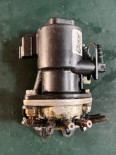 Cargar imagen en el visor de la galería, 250 225 200 hp Evinrude Ficht 5000527 OIL INJECTOR &amp; MANIFOLD ASSY two stroke OEM 05001479 0346433 BRACKET

