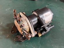 Cargar imagen en el visor de la galería, 250 225 200 hp Evinrude Ficht 5000527 OIL INJECTOR &amp; MANIFOLD ASSY two stroke OEM 05001479 0346433 BRACKET
