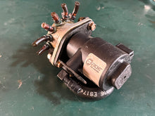 Cargar imagen en el visor de la galería, 250 225 200 hp Evinrude Ficht 5000527 OIL INJECTOR &amp; MANIFOLD ASSY two stroke OEM 05001479 0346433 BRACKET
