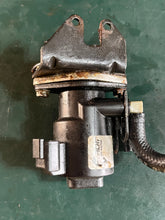 Cargar imagen en el visor de la galería, 250 225 200 hp Evinrude Ficht 5000527 OIL INJECTOR &amp; MANIFOLD ASSY two stroke OEM 05001479 0346433 BRACKET
