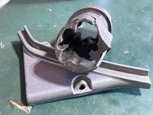 Charger l'image dans la galerie, f 90 75 hp Yamaha bottom cowl FITTING PLATE 67F-42738-00-5B GROMMET 68V-42725-00-00 four stroke 2003-2008 some 80 100 hp
