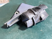 Charger l'image dans la galerie, f 90 75 hp Yamaha bottom cowl FITTING PLATE 67F-42738-00-5B GROMMET 68V-42725-00-00 four stroke 2003-2008 some 80 100 hp
