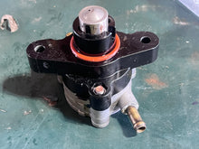 Load image into Gallery viewer, f 90 75 hp Yamaha FUEL PUMP 68V-24410-00-00 four stroke 2001-2004 some 80 100 115 hp
