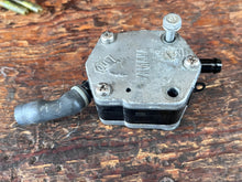 Charger l'image dans la galerie, 115 130 hp Yamaha FUEL PUMP 6E5-24410-03-00 two stroke 1984-1990 some 150 175 200 220 hp
