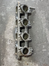 Cargar imagen en el visor de la galería, f 90 75 hp Yamaha INTAKE MANIFOLD 67F-13641-00-94 four stroke 1999-2004 some 80 100 hp
