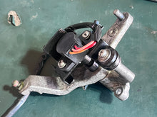 Cargar imagen en el visor de la galería, f 90 hp Yamaha tps THROTTLE SENSOR 61A-85885-00-00 LEVER 67F-42154-00-94 BRACKET 67F-41661-00-94 four stroke 1999-2004 some 80 100 hp
