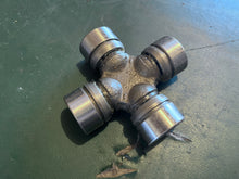 Charger l'image dans la galerie, Volvo Penta 853255-8 Universal Joint 853255 OMC Mercruiser sterndrive
