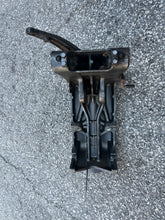 Charger l'image dans la galerie, 60 70 90 115 120 140 hp Tohatsu new style swivel bracket assy 3E0S623130 TWO STROKE carb &amp; EFI
