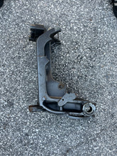 Charger l'image dans la galerie, 60 70 90 115 120 140 hp Tohatsu new style swivel bracket assy 3E0S623130 TWO STROKE carb &amp; EFI
