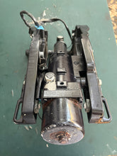 Cargar imagen en el visor de la galería, MFS 20 15 9.9 hp Tohatsu 3RSQ771510 POWER TRIM AND TILT motor ASSY 3Z0Q772120 CLAMP BRACKET (PTT-LEFT) 3Z0Q772112 CLAMP BRACK
